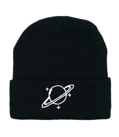 Svart ullmössa med design av en planet och stjärnor, perfekt för astronomi- och vetenskapsentusiaster.
