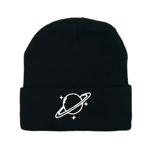 Svart ullmössa med design av en planet och stjärnor, perfekt för astronomi- och vetenskapsentusiaster.