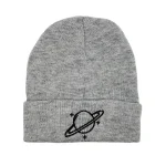 Grå ullmössa med broderi av en planet omgiven av ringar, perfekt för en avslappnad och kosmisk stil.