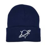 Mörkblå ullmössa med logotyp av en planet och ringar, perfekt för vetenskaps- och astronomientusiaster. Varm och trendig accessoar för vintern.