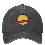 Vintage svart keps med planetlogotyp och ring, avslappnad stil, perfekt för astronomi- och modeentusiaster.