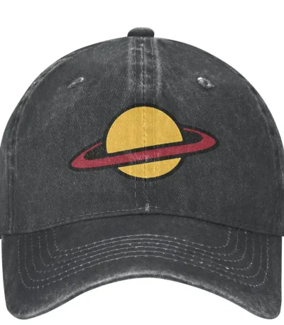 Vintage svart keps med planetlogotyp och ring, avslappnad stil, perfekt för astronomi- och modeentusiaster.