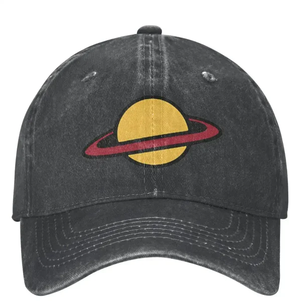 Vintage svart keps med planetlogotyp och ring, avslappnad stil, perfekt för astronomi- och modeentusiaster.
