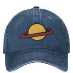 Denimkeps med logo av en ringplanet, avslappnad och trendig stil.