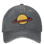 Vintage grå keps med logo av en ringplanet i gult och rött, vetenskaplig och avslappnad stil.