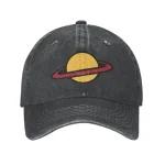 Vintage svart keps med planetlogo och röda och gula ringar.