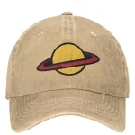Beige keps med ringplanetlogo, vintage och trendig stil.