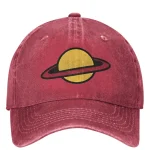 Röd sammetskeps med Saturnus-logo i gult och svart, avslappnad och trendig stil.