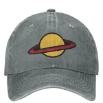 Grå bomullskeps med logo av en ringplanet, vintage stil, perfekt för astronomi- och vetenskapsentusiaster.