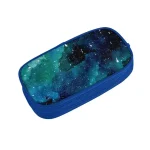 Skolväska med kosmisk galaxdesign.
