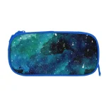 Skolväska med kosmisk galaxdesign.