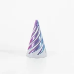 Dekorativ spiralformad pyramid med pastellfärger, idealisk för kontors- eller vetenskapsinredning, som ger en modern och elegant känsla.