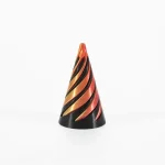 Blåst glasvas med spiralmönster i orange, svart och guld, idealisk för inredning eller som samlarobjekt.