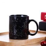 Svart mugg med mönster av vita stjärnkonstellationer, perfekt för astronomientusiaster och vetenskaplig inredning.