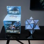 Utforska den lysande kuben "Star Sky" med galaktiskt mönster, perfekt för vetenskaplig och lekfull inredning.