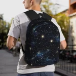 Ryggsäck med konstellations- och stjärnmönster, idealisk för astronomi- och vetenskapsentusiaster. Perfekt för skolan eller utomhusaktiviteter.