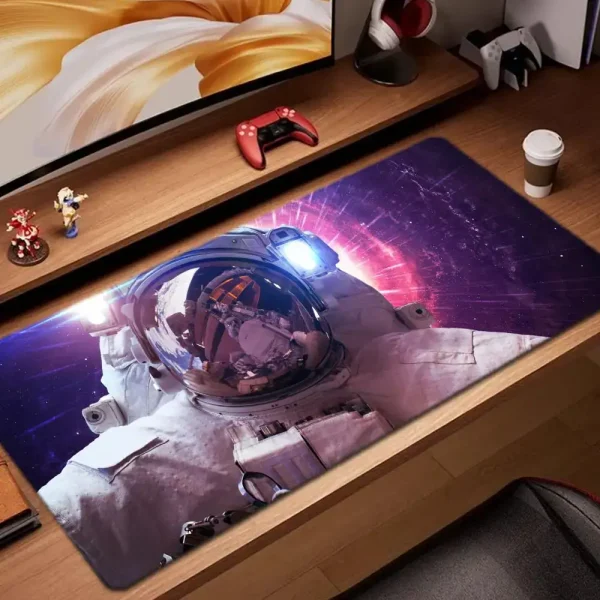 Skrivbordspanel med musmatta som föreställer en astronaut i rymden, omgiven av figurer och föremål relaterade till vetenskap och teknologi.