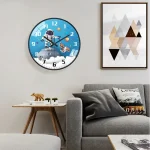 Dekorativ väggklocka med en astronaut som svävar i rymden, omgiven av färgglada planeter, perfekt för modern och lekfull inredning.