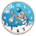 Pendelklocka med rymd- och astronautdekoration för barnrum.