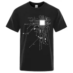 Svart t-shirt med design av vitt elektroniskt kretskort, perfekt för teknik- och ingenjörsentusiaster.