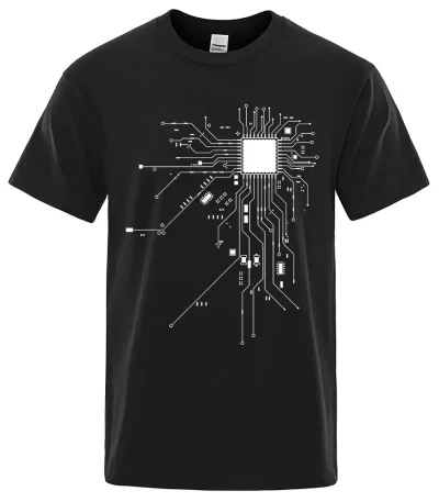 Svart t-shirt med design av vitt elektroniskt kretskort, perfekt för teknik- och ingenjörsentusiaster.