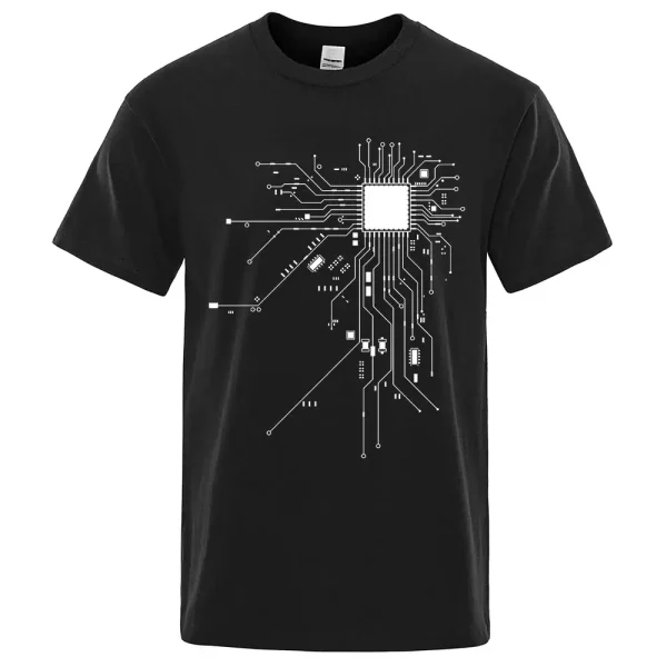Svart t-shirt med design av vitt elektroniskt kretskort, perfekt för teknik- och ingenjörsentusiaster.