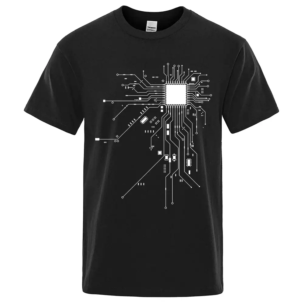 Svart t-shirt med design av vitt elektroniskt kretskort, perfekt för teknik- och ingenjörsentusiaster.