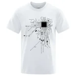 Vit t-shirt med design av svart elektroniskt kretskort, perfekt för vetenskaps- och ingenjörsentusiaster.