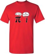 Röd t-shirt med pi-symbol och bokstaven i, som illustrerar vetenskap och rationalitet, perfekt för matematik- och vetenskapsentusiaster.