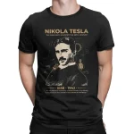 Svart t-shirt med porträtt av Nikola Tesla, uppfinnare och ingenjör, som illustrerar hans bidrag till vetenskap och teknik.