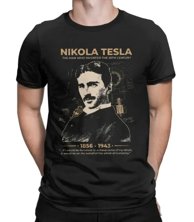 Svart t-shirt med porträtt av Nikola Tesla, uppfinnare och ingenjör, som illustrerar hans bidrag till vetenskap och teknik.