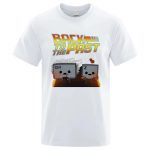 T-shirt "Back to the Past" med karaktärer i pixelkonst.