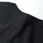 Enfärgad svart t-shirt, mjukt och bekvämt tyg, perfekt för en avslappnad eller casual stil. Idealisk för alla tillfällen, lätt att matcha med olika kläder.