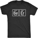 Svart t-shirt med vetenskaplig design som representerar de kemiska symbolerna för Beryllium (Be) och Erbium (Er), som illustrerar fusionen av vetenskap och mode.