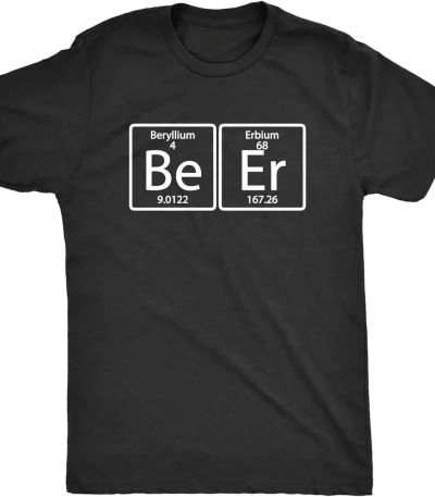 Svart t-shirt med vetenskaplig design som representerar de kemiska symbolerna för Beryllium (Be) och Erbium (Er), som illustrerar fusionen av vetenskap och mode.