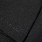 Svart bomullstyg med diskret söm, perfekt för dekoration eller skapande av vetenskapliga föremål. Den släta texturen och det noggrant utförda gör det till ett elegant och praktiskt material.
