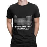 Svart t-shirt med ett periodiskt system av element och texten "Jag bär denna t-shirt periodiskt" i vitt.