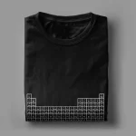Svart t-shirt med tryck av det periodiska systemet för kemiska element, perfekt för vetenskaps- och kemiälskare, utmärkt som geek-dekoration eller en originell present.