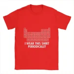 Röd t-shirt med mönster av det periodiska systemet och frasen "I WEAR THIS SHIRT PERIODICALLY" i vitt, idealisk för vetenskaps- och kemientusiaster.
