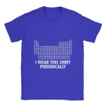 Blå t-shirt med ett stiliserat periodiskt system och texten "I WEAR THIS SHIRT PERIODICALLY" i vitt, idealisk för kemientusiaster och vetenskapsälskare.
