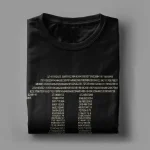 Svart t-shirt med tryck av kemiska formler, siffror och vetenskapliga data, perfekt för vetenskapsentusiaster och teknik.