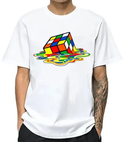 Vit t-shirt med design av en färgglad Rubik's kub som smälter i en pöl av flerfärgad färg, modern och lekfull grafisk stil.