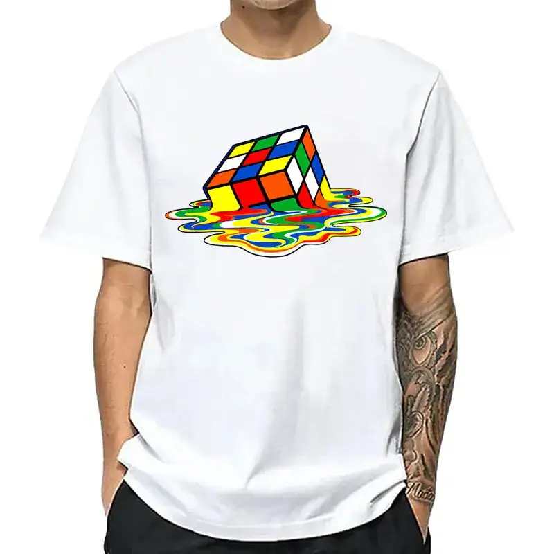 Vit t-shirt med design av en färgglad Rubik's kub som smälter i en pöl av flerfärgad färg, modern och lekfull grafisk stil.