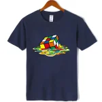 Blå t-shirt med mönster av Rubik's kub i nedbrytning, som illustrerar en rörelse- och reflektionseffekt.