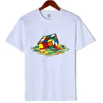 Vit t-shirt med design av en svävande Rubik's kub i en illusion av färgat vatten, perfekt för vetenskapsentusiaster och originalinredning.