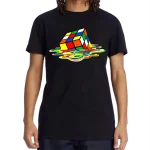 T-shirt med psykedeliskt Rubik's kub-mönster.