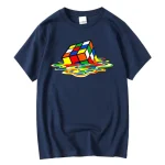 Mörkblå t-shirt med en svävande Rubik's kub, färgglad och modern design, perfekt för vetenskapsentusiaster och tankespel.