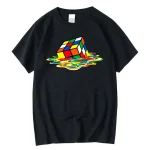 Svart t-shirt med design av en psykedelisk Rubik's kub som svävar i en färgglad pöl.