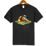 Svart t-shirt med design av en smältande Rubik's kub, klara färger och effekter av rörlig vätska, modern och kreativ stil.