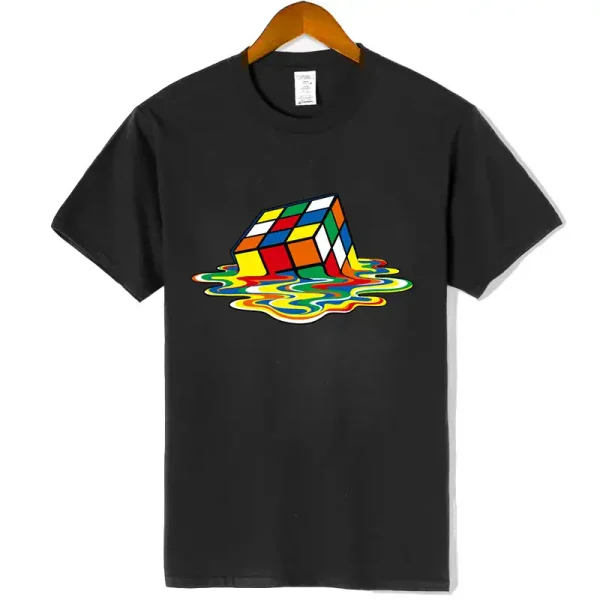 Svart t-shirt med design av en smältande Rubik's kub, klara färger och effekter av rörlig vätska, modern och kreativ stil.